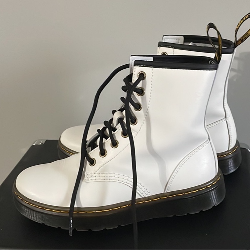 HP ♥️ NEW Zavala Dr Martens White